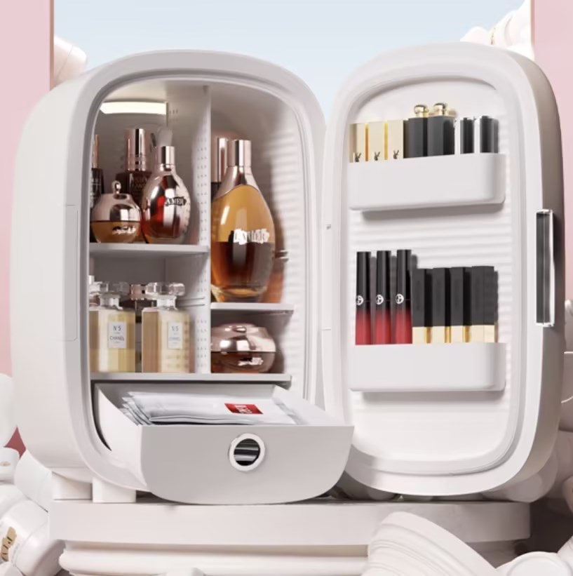 ثلاجة تجميل صغيرة محمولة سعة 1 - مراجعة Beauty Makeup Fridge وسعره