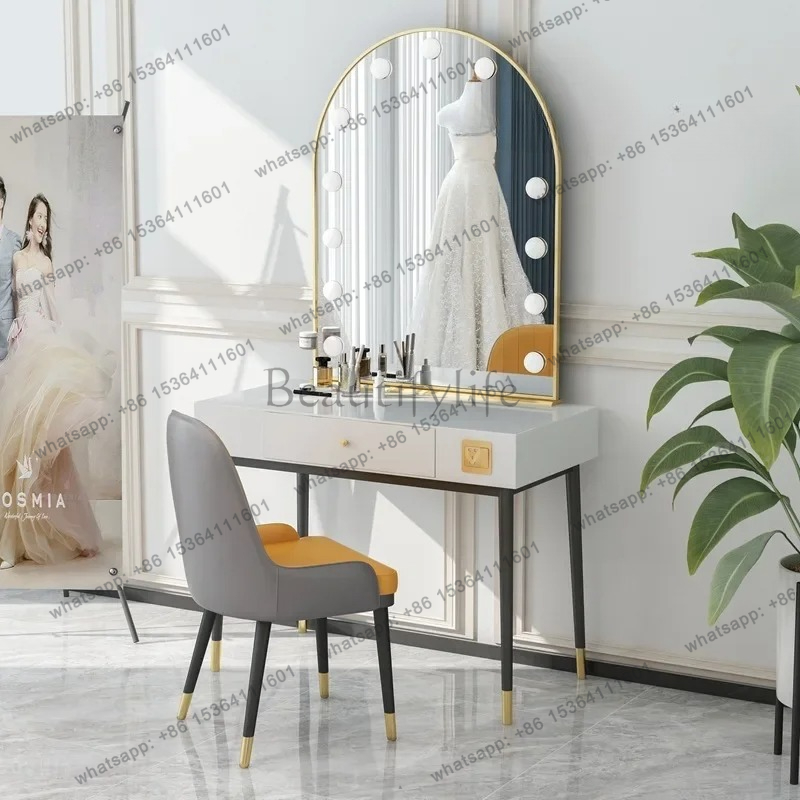 طاولة مكياج بسيطة بمرآة مصباح، - مراجعة Beauty And Makeup Studio وسعره