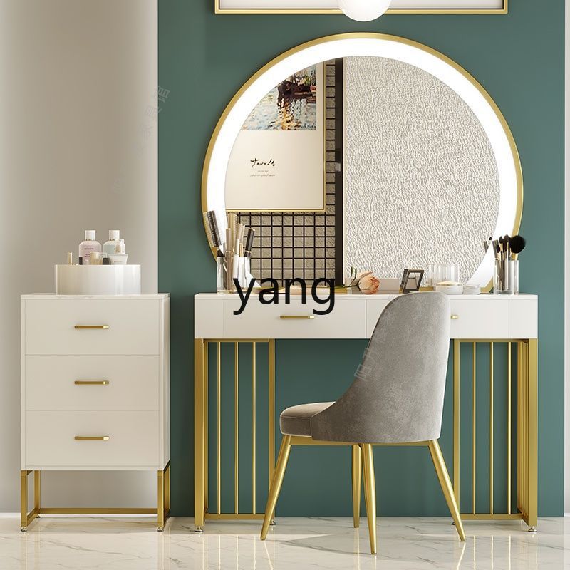طاولة مكياج خاصة لصالونات التج - مراجعة Beauty And Makeup Studio وسعره