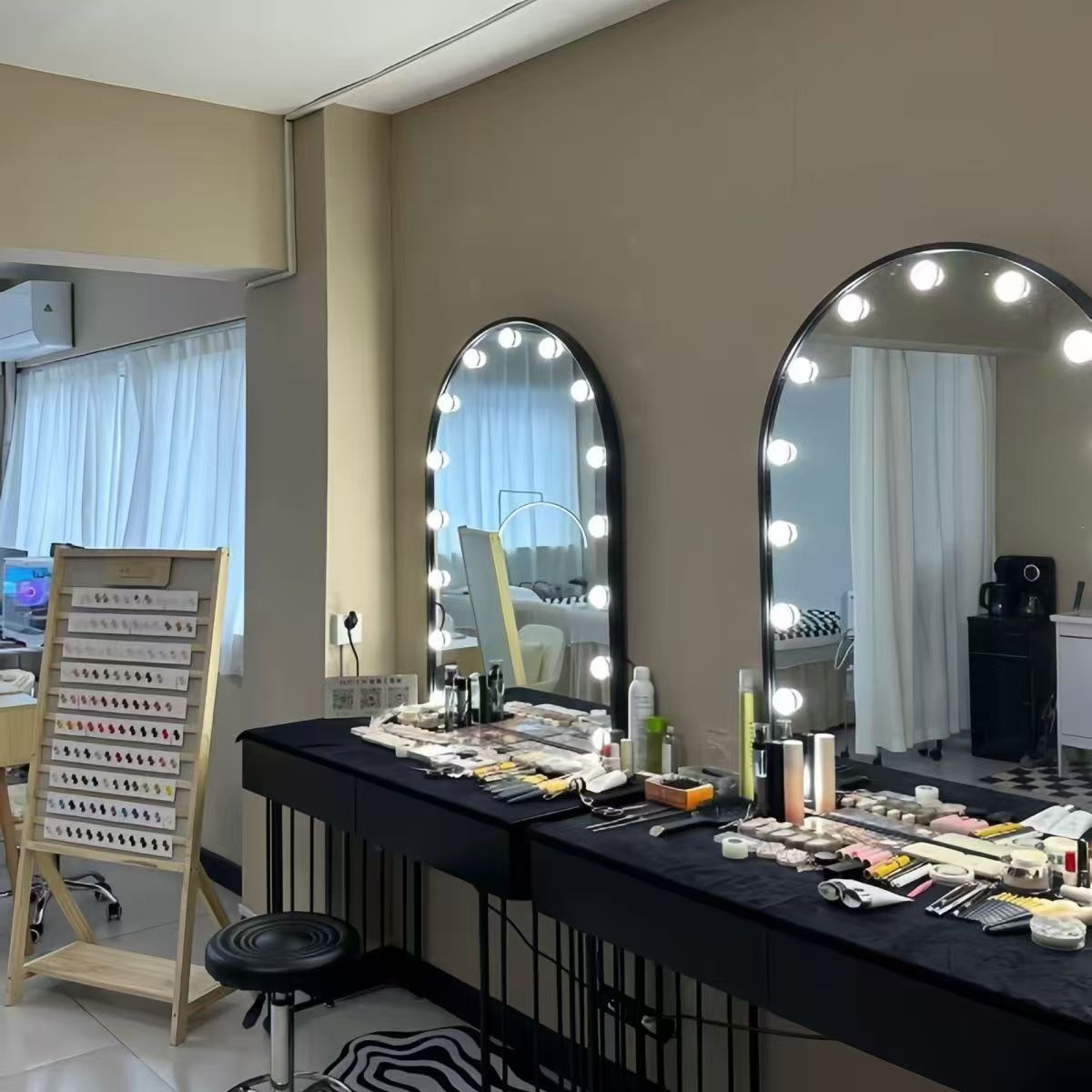 طاولة زينة للاستوديو على الطرا - مراجعة Beauty And Makeup Studio وسعره
