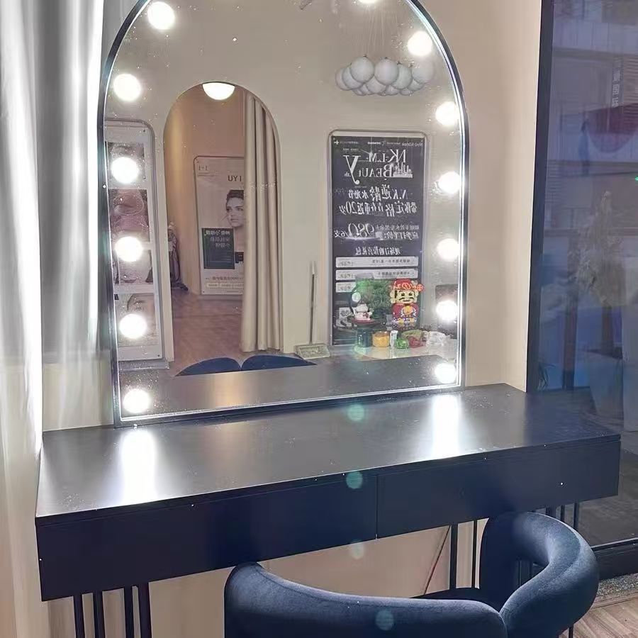 طاولة زينة للاستوديو على الطرا - مراجعة Beauty And Makeup Studio وسعره