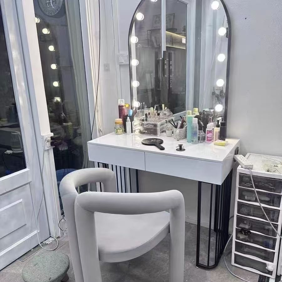 طاولة زينة للاستوديو على الطرا - مراجعة Beauty And Makeup Studio وسعره