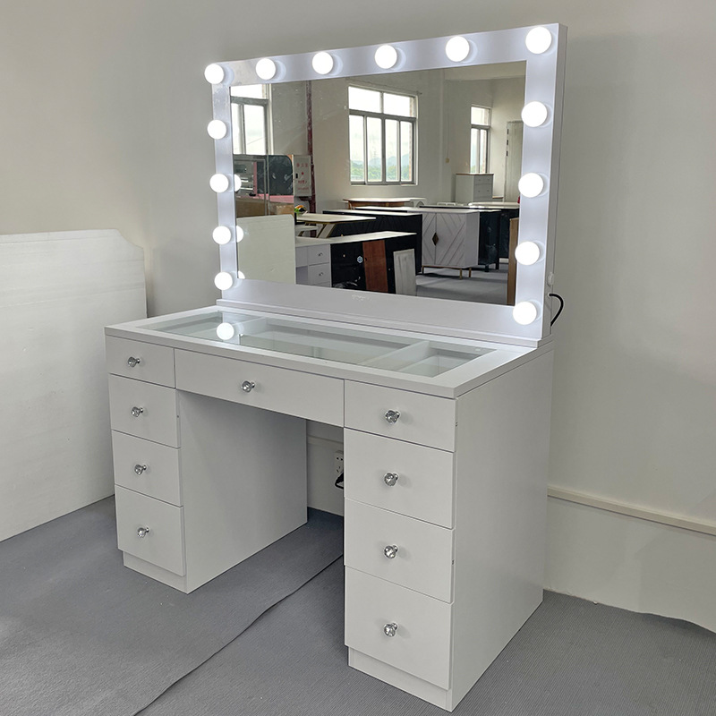 بقعة الإنترنت المشاهير استوديو - مراجعة Beauty And Makeup Studio وسعره