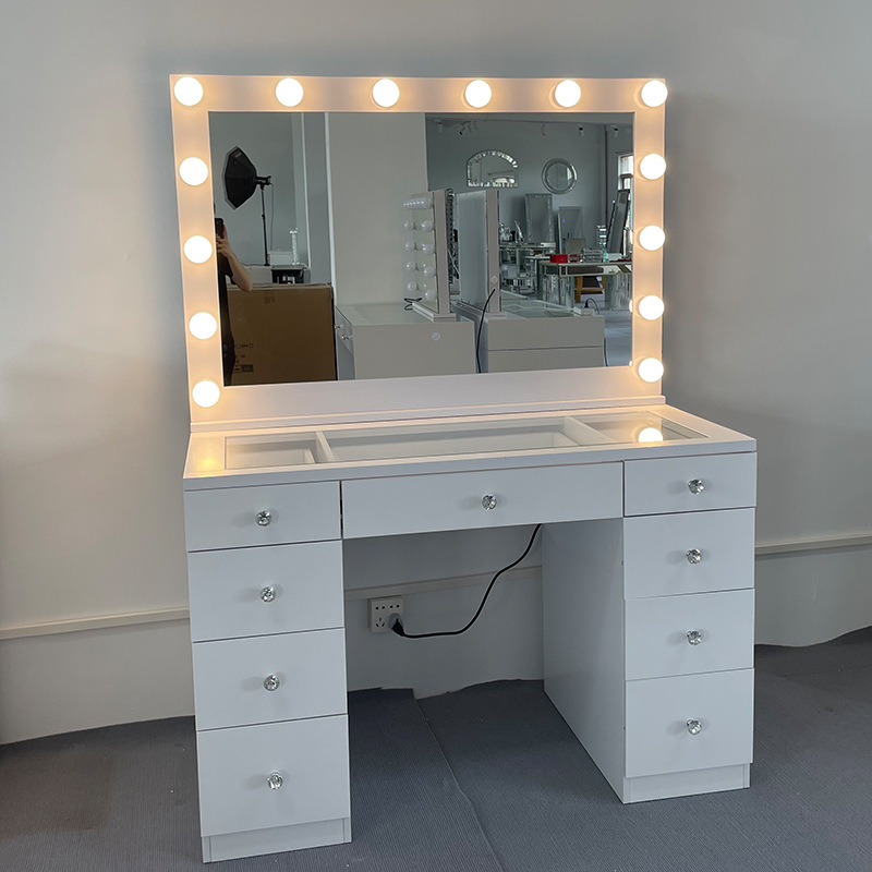 بقعة الإنترنت المشاهير استوديو - مراجعة Beauty And Makeup Studio وسعره