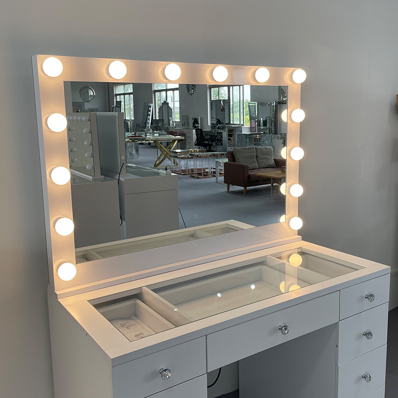بقعة الإنترنت المشاهير استوديو - مراجعة Beauty And Makeup Studio وسعره